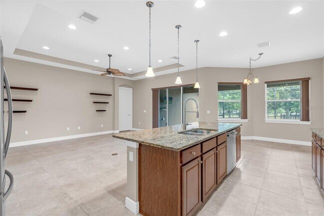 Building Photo - 903 Victoria Hills Dr S