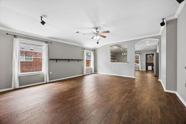 Building Photo - 9025 Sun Shower Bend