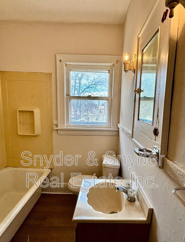 Building Photo - 689 Schiller Ave