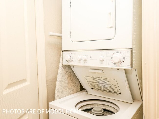 Building Photo - 2 Bedroom 1 Bath Apartment Close to Campus!