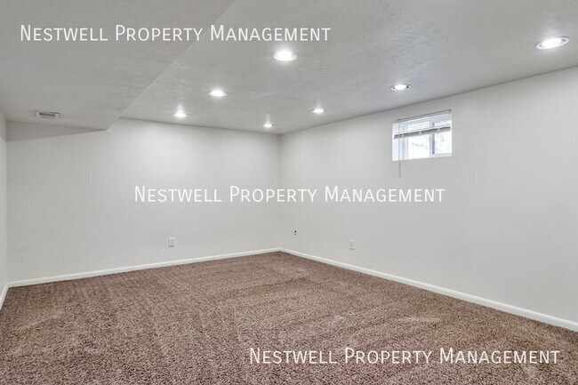 Building Photo - 1335 E Maplewood Cir