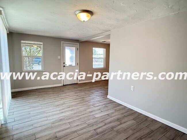 Building Photo - 2 Bedroom home on a large lot
