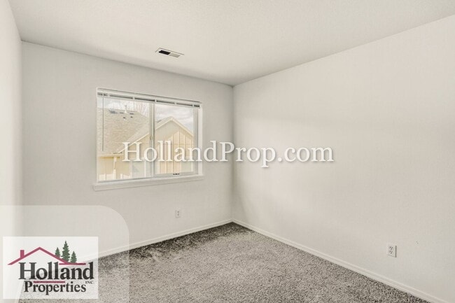 Building Photo - Live in Style: Updated Townhome with Amenities & Ideal Location