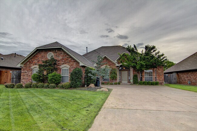 Building Photo - Spacious 3 bedroom/ Study -2264 sq ft.- Edmond Schools - Close to Quail Springs and Chisholm Cree...