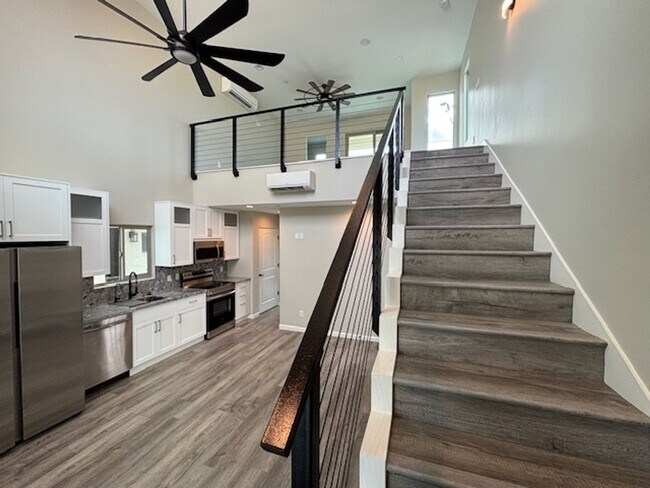 Building Photo - 1 Bedroom - 1.5 Bath Condo on the Riverwalk