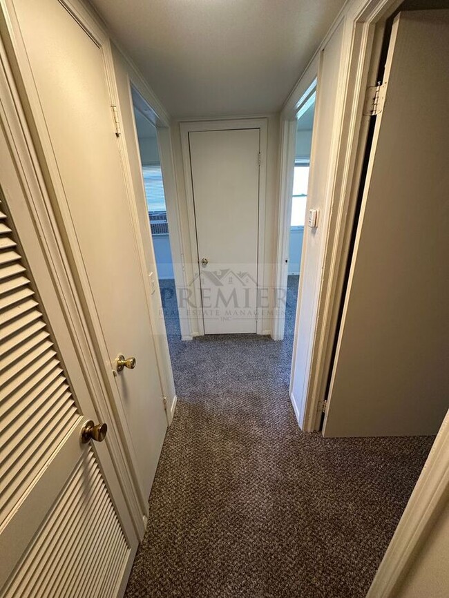 Building Photo - 2 bed / 1 bath -4 plex - close to school -...