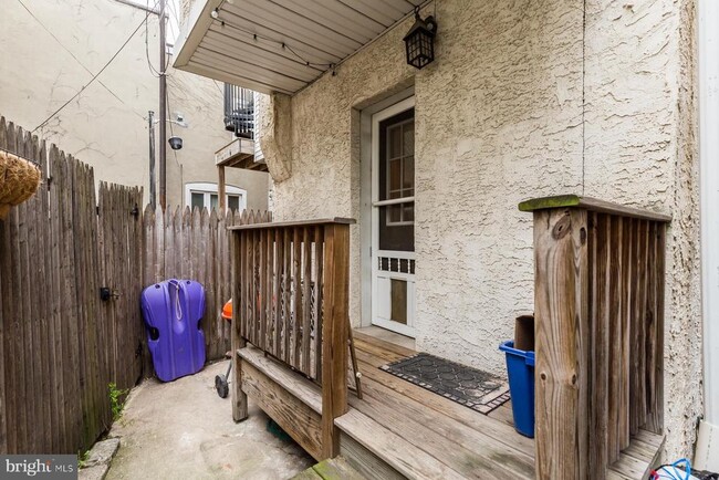 Building Photo - 916 S 25th St