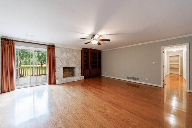 Building Photo - 585 W Crossville Rd