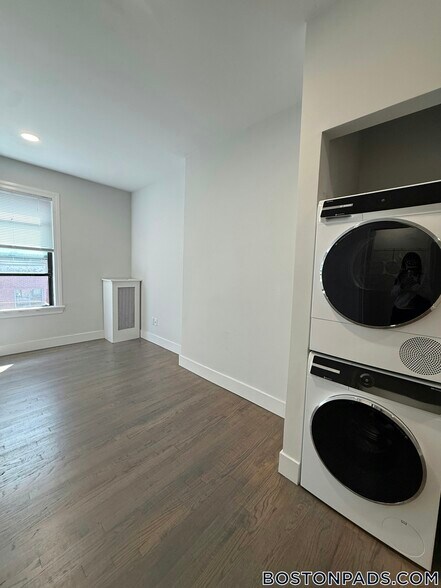 Building Photo - 270 Newbury St
