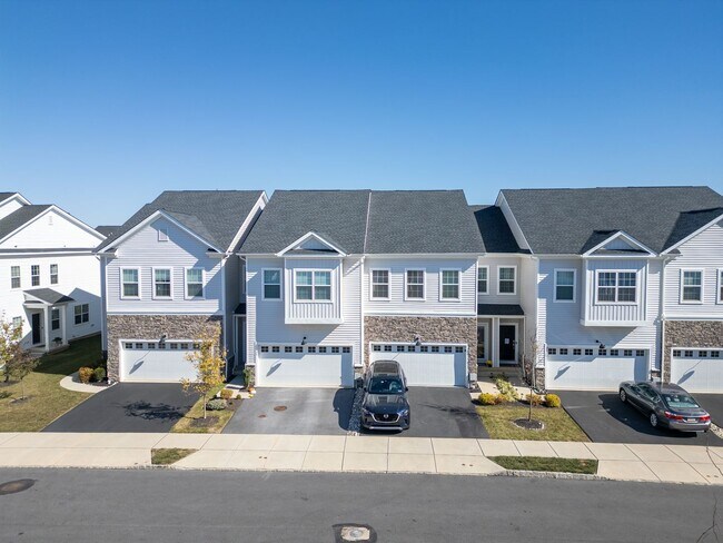 Primary Photo - Luxury 3B/3.5B Townhome with Finished Base...