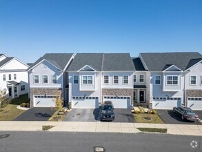 Building Photo - Luxury 3B/3.5B Townhome with Finished Base...