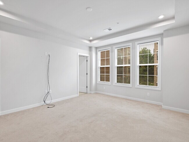 Building Photo - "Modern Living Awaits: Spacious 2-Bed, 2.5-Bath Townhouse in the Heart of McLean!"