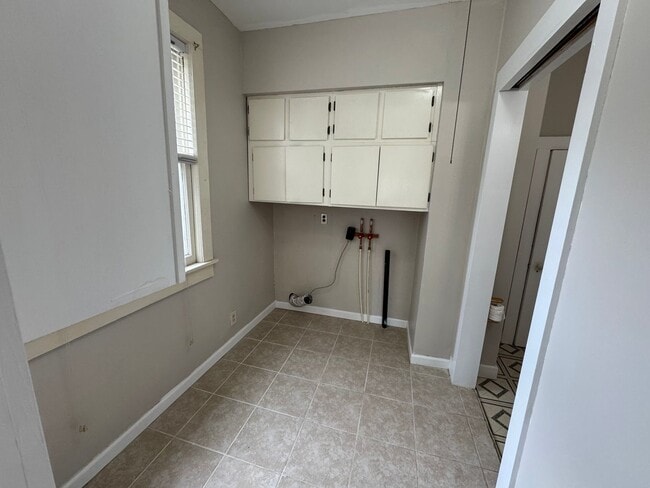 Building Photo - Charming 2 Bed, 1.5 Bath House with Ample ...