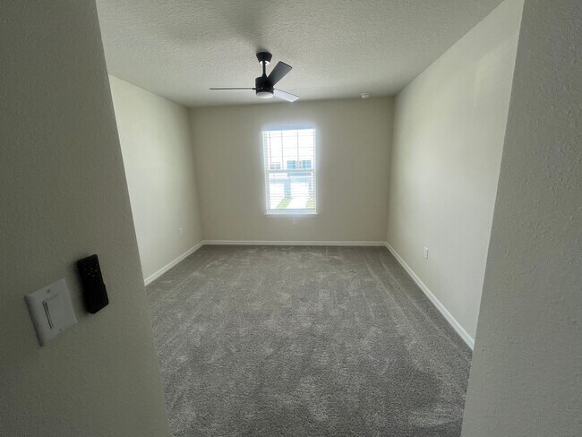 Building Photo - 3 bedroom 2.5 bathroom