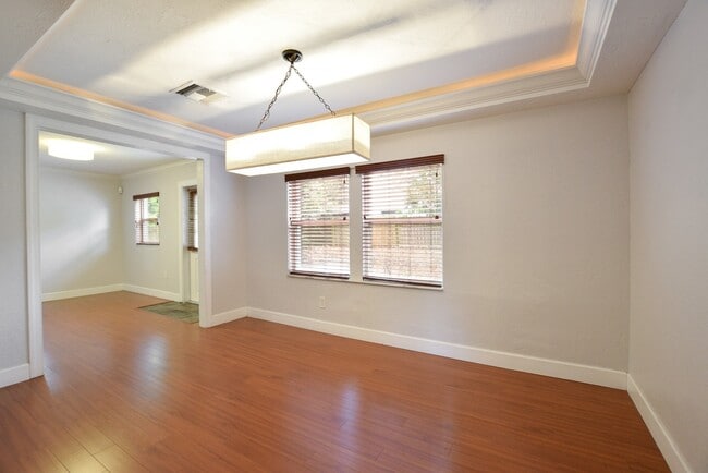 Building Photo - Charming 4/2 Colonial Town North Home with...