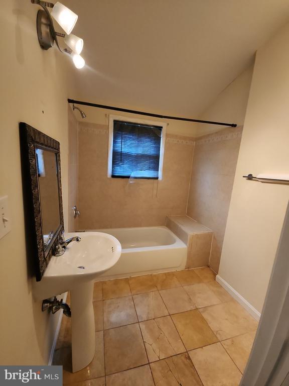 Building Photo - 2804 Christopher Ave