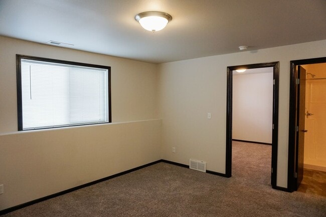 Building Photo - 3 Bed 3 Bath Twin Home