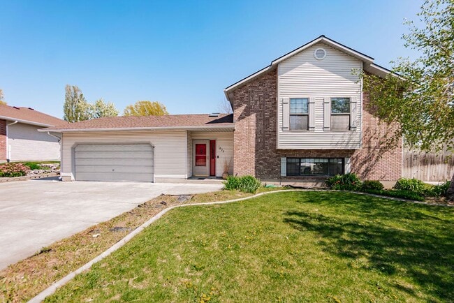Primary Photo - **Charming 3-Bed, 2.5-Bath Home in Idaho F...
