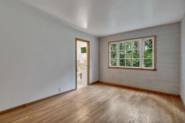 Building Photo - 4 Bed 2.5 Bath available in Kirkland