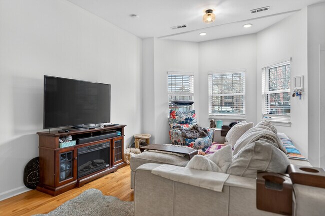 Building Photo - 3115 N Oakley Ave