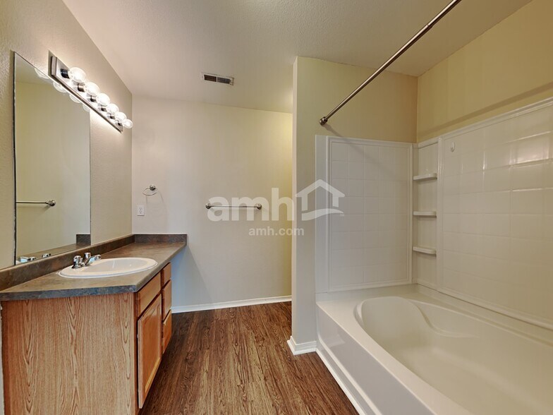 Building Photo - 2136 Summit Way