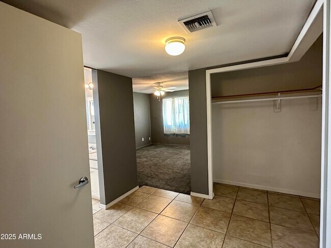 Building Photo - 2535 E Maryland Dr