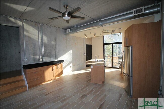 Building Photo - 2412 De Soto Ave