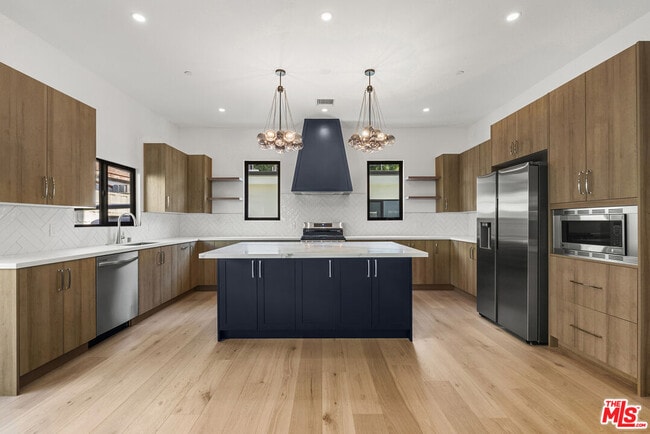 Building Photo - 824 N Orange Grove Ave