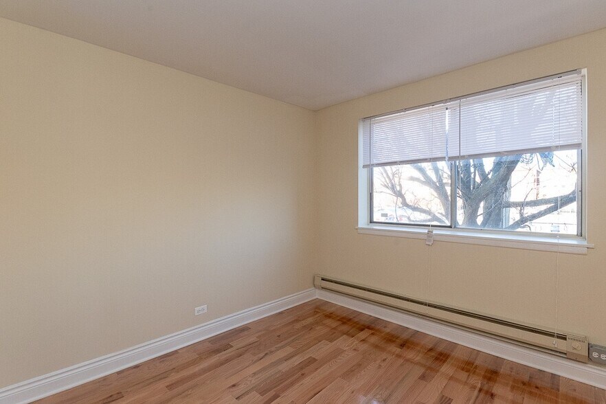 Building Photo - 659 W Wrightwood Ave