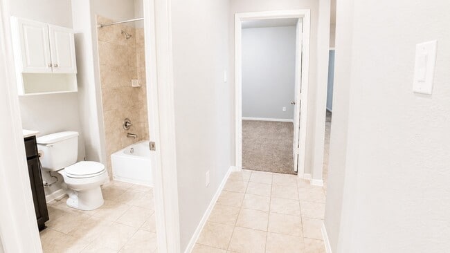 Building Photo - 124 Camelot Pl Ct