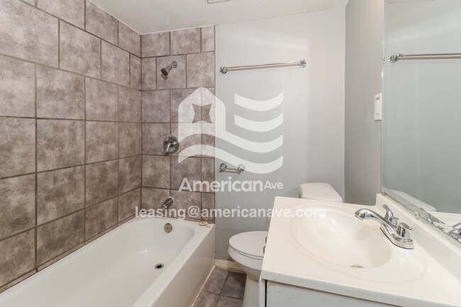 Building Photo - 1318 E Woodruff Ave