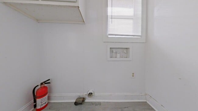 Building Photo - 927 E Dayton Ave