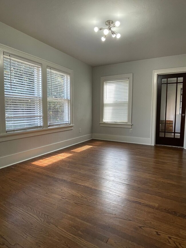 Building Photo - Gorgeous Home Available Now!!