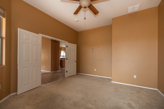 Building Photo - 1141 W Tenniel Dr