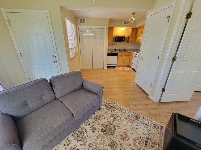Building Photo - Adorable and Sunny One Bedroom Apartment near CU in Central Boulder