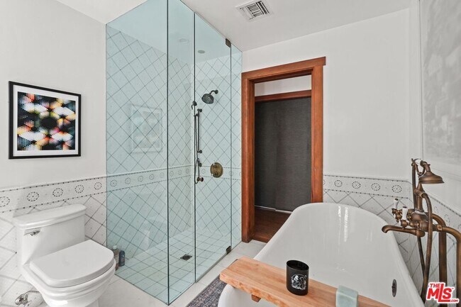 Building Photo - 21344 Colina Dr