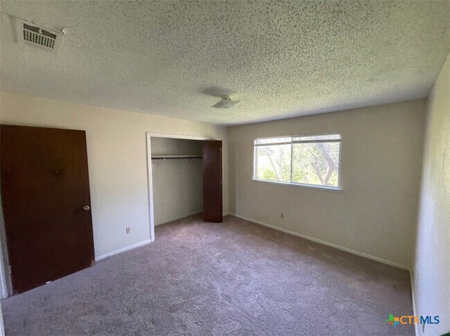 Building Photo - 209 Oak Trail Dr