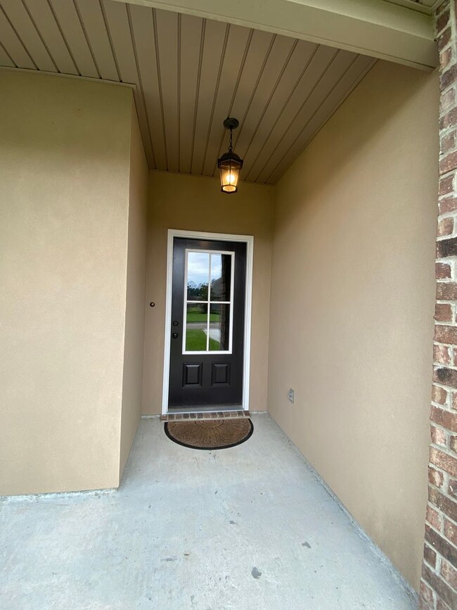 Building Photo - Beautiful 3 bedroom home