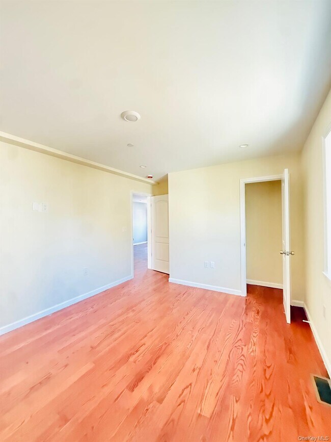 Building Photo - 139-22 Lakewood Ave