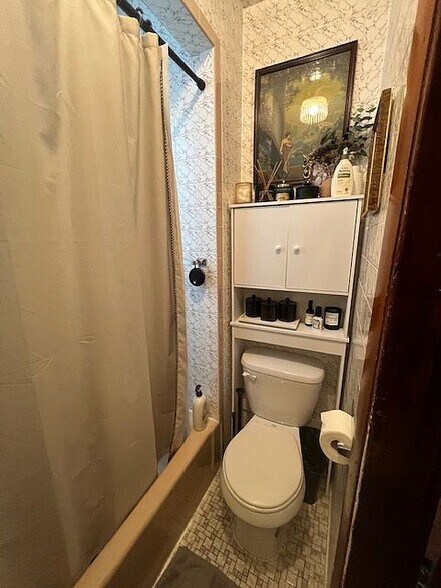 BATH - 227 Maverick St