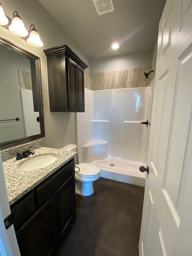 Building Photo - 3 bedroom and 2 bathroom duplex in El Reno!