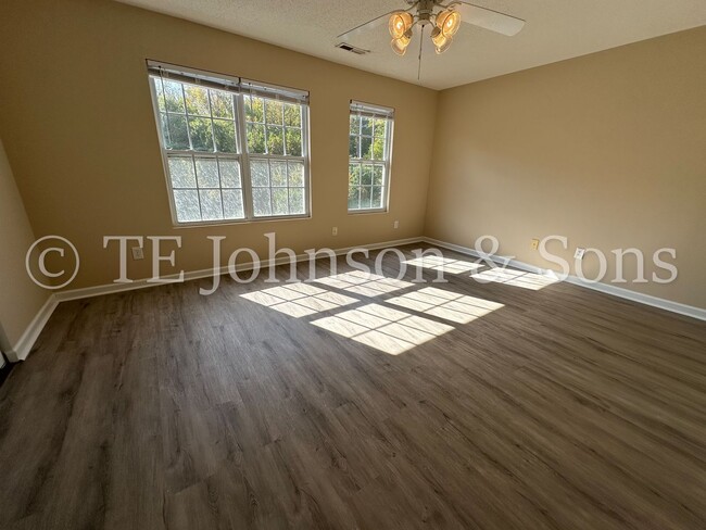 Building Photo - Spacious 3 Bedroom Townhouse in Winston-Sa...