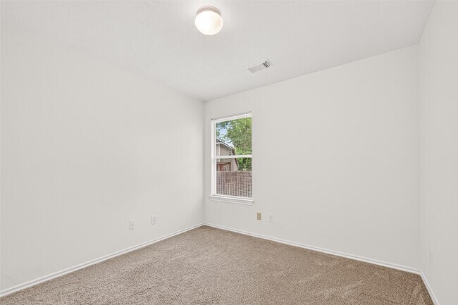 Building Photo - 10 Druids Glen Pl