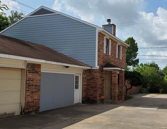 Building Photo - 9201 Carousel Ln