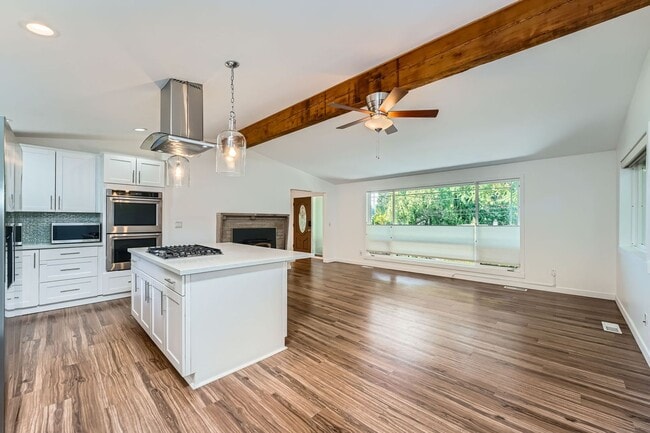 Building Photo - Beautiful Modern House Near Lake Hills and...