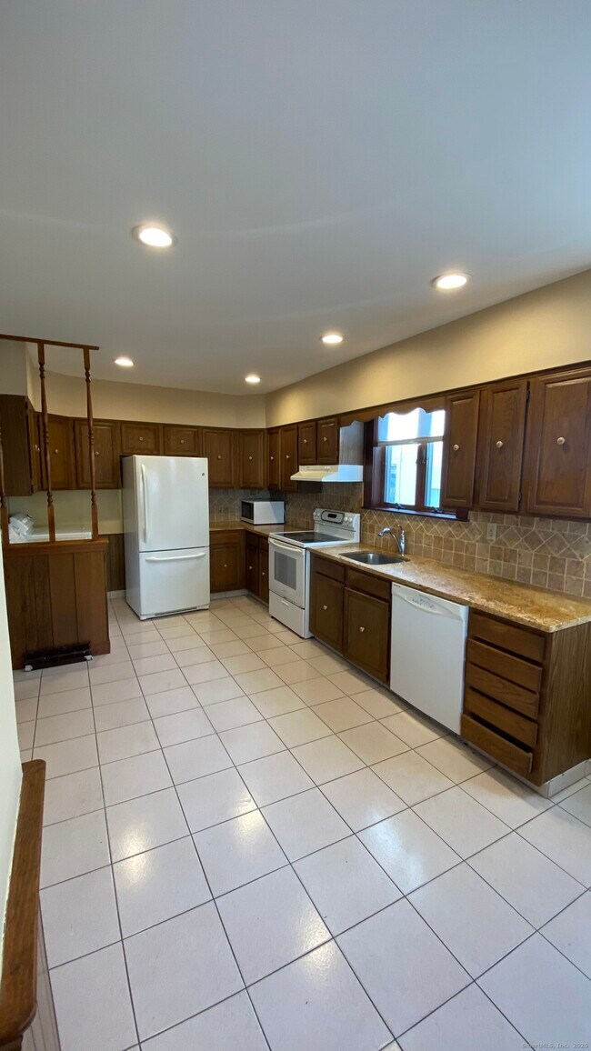 Building Photo - 135 Elm St