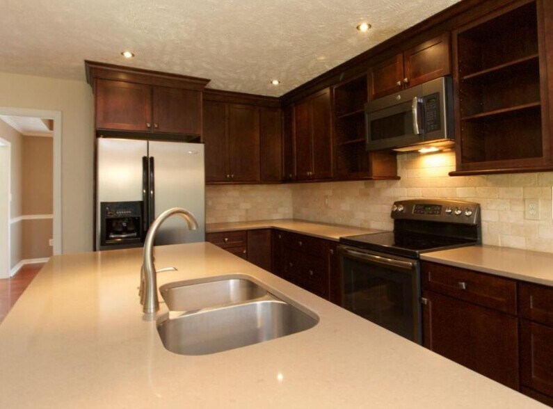 Kitchen - 121 Rothbury Dr