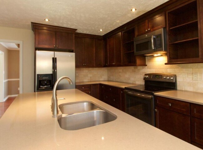 Kitchen - 121 Rothbury Dr