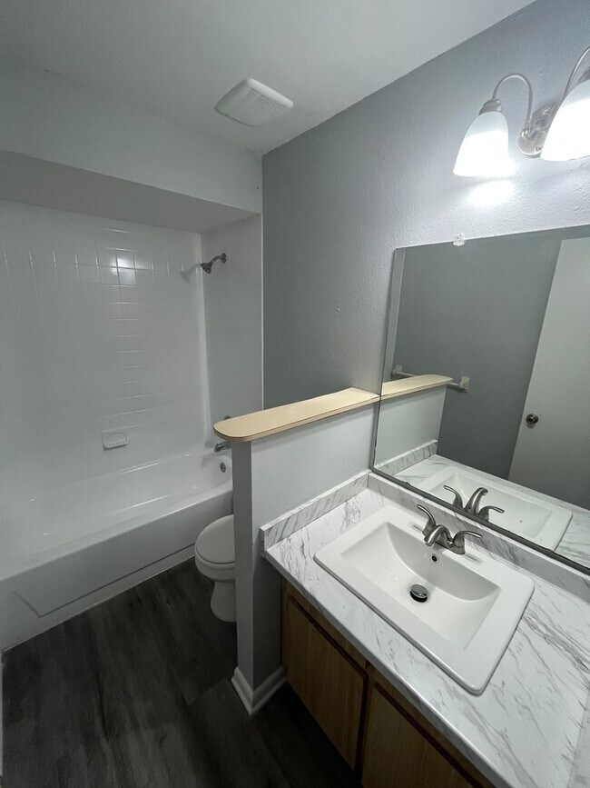 Building Photo - Spacious 2BR/1BA Unit Available !