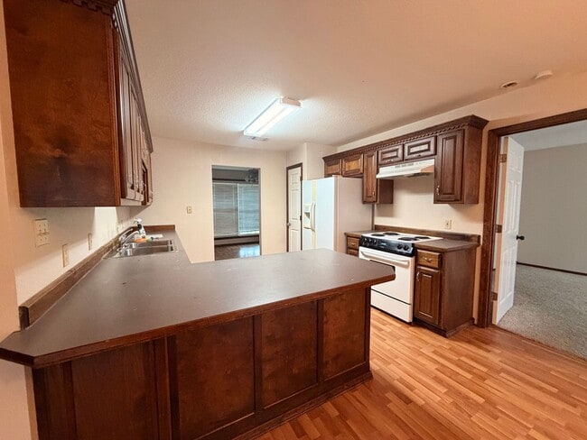Building Photo - Discover this spacious 3-bedroom, 2-bathroom home in Russellville, AR.